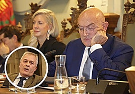 Carnero consulta su tablet durante el pleno. En detalle, Indalecio Escudero.