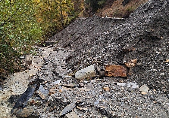 Imagen del derrumbe en la carretera de acceso a Peñalba de Santiago.