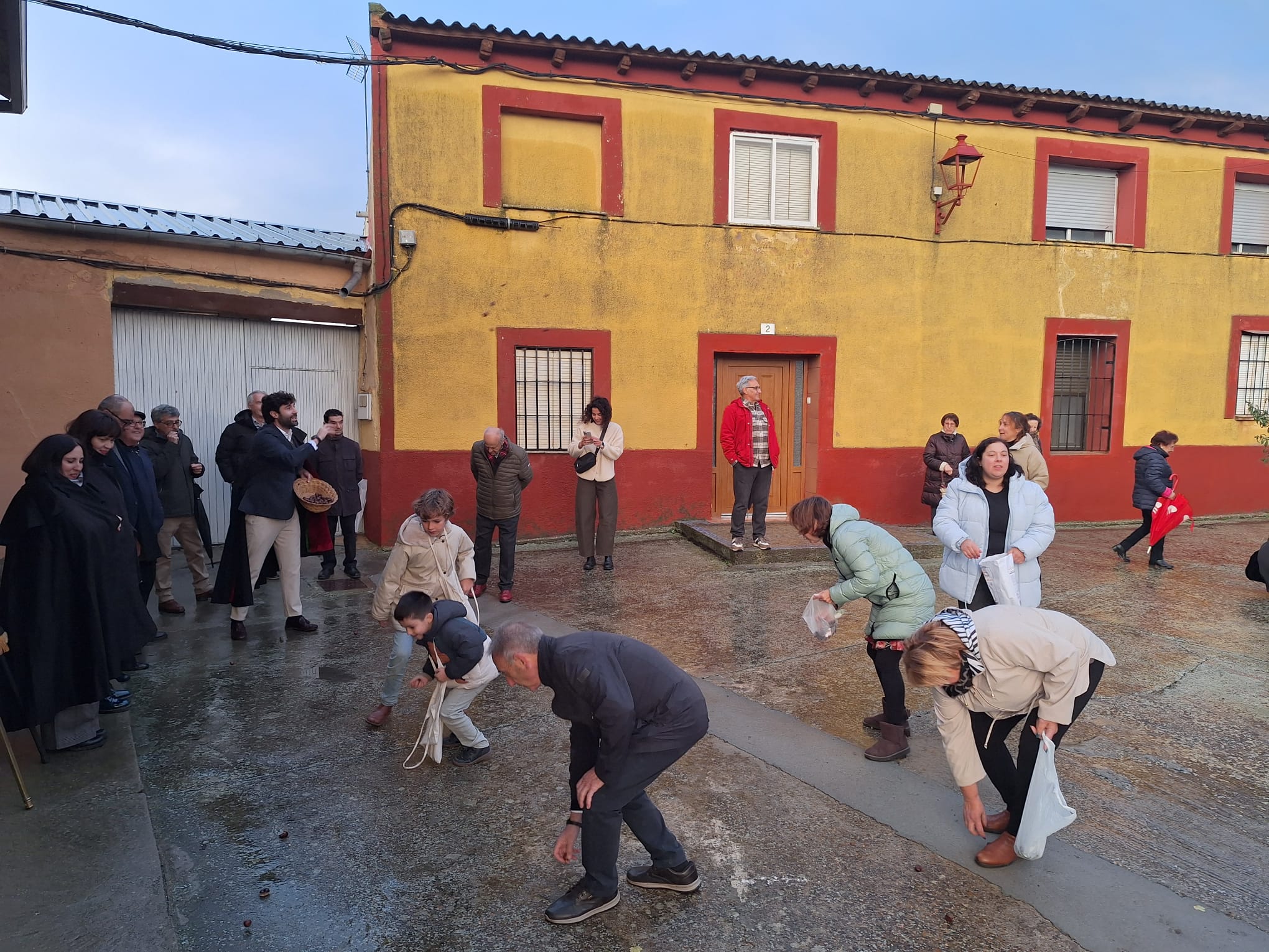 Los vecinos de Villalán de Campos vuelven a correr las castañas
