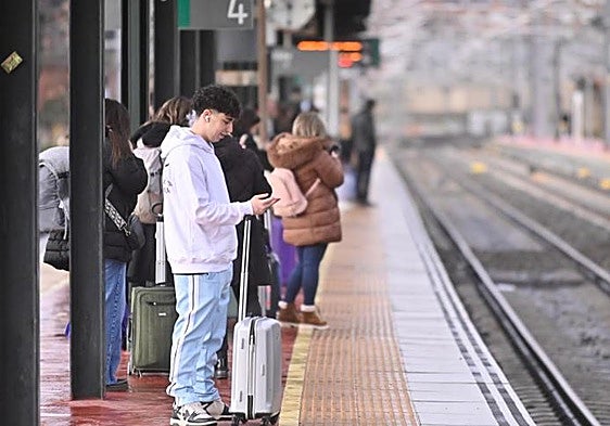 Un viajero espera la llegada de un tren en la estación de Valladolid.