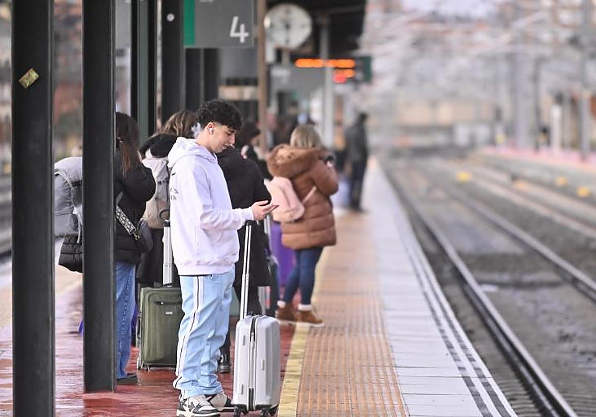 Un viajero espera la llegada de un tren en la estación de Valladolid.