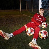 David Cotrina, con tres balones, en el campo del Turégano.