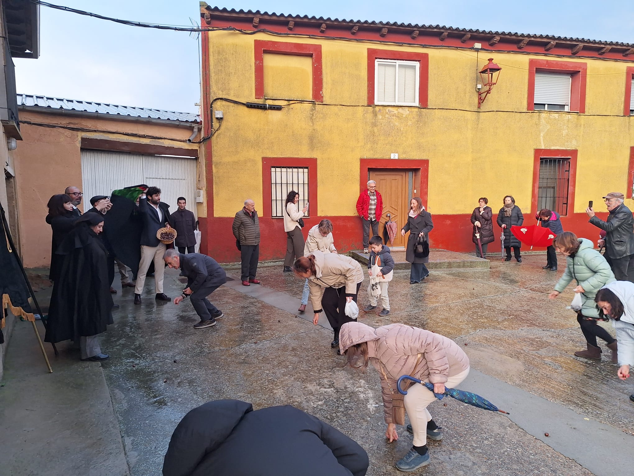 Los vecinos de Villalán de Campos vuelven a correr las castañas