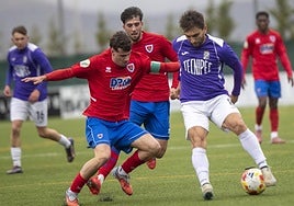 Conde intenta marcharse de Adrián, en el partido de este sábado.