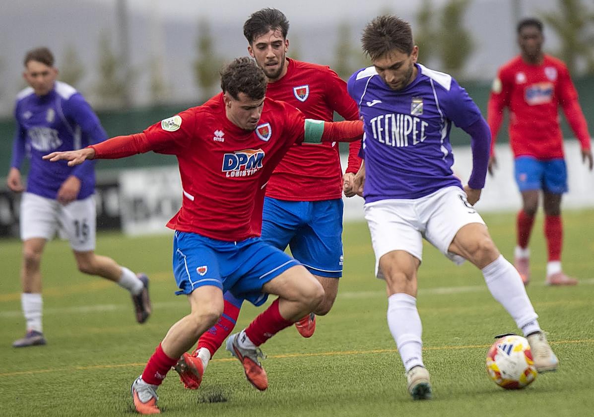 Conde intenta marcharse de Adrián, en el partido de este sábado.