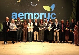 Los premiados, junto a organizadores e invitados al final de la gala