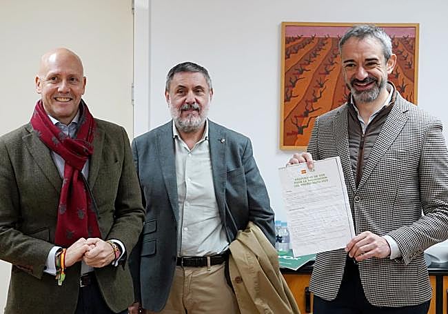 Los representantes de Vox muestran el famoso 'gurruño', el documento que arrugó Mañueco en marzo, en el hemiciclo de las Cortes, y que ahora vuelven a poner sobre la mesa del PP para apoyar el presupuesto autonómico para 2026.