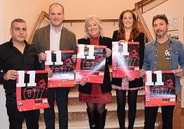 Representantes de Gullón y del consistorio muestran el cartel.