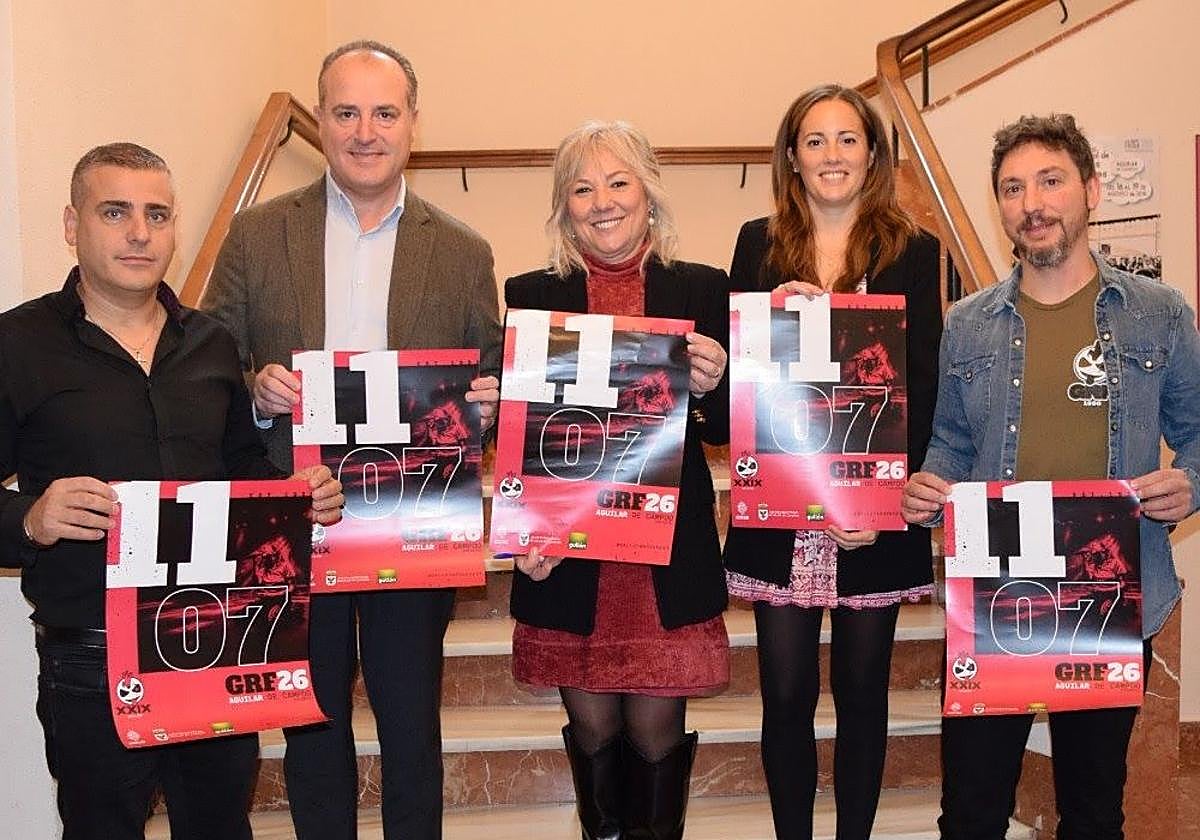 Representantes de Gullón y del consistorio muestran el cartel.