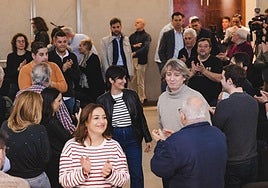 Miriam Andrés, seguida por la ministra de Vivienda y del candidato regional del PSOE, Carlos Martínez, este sábado en Palencia.