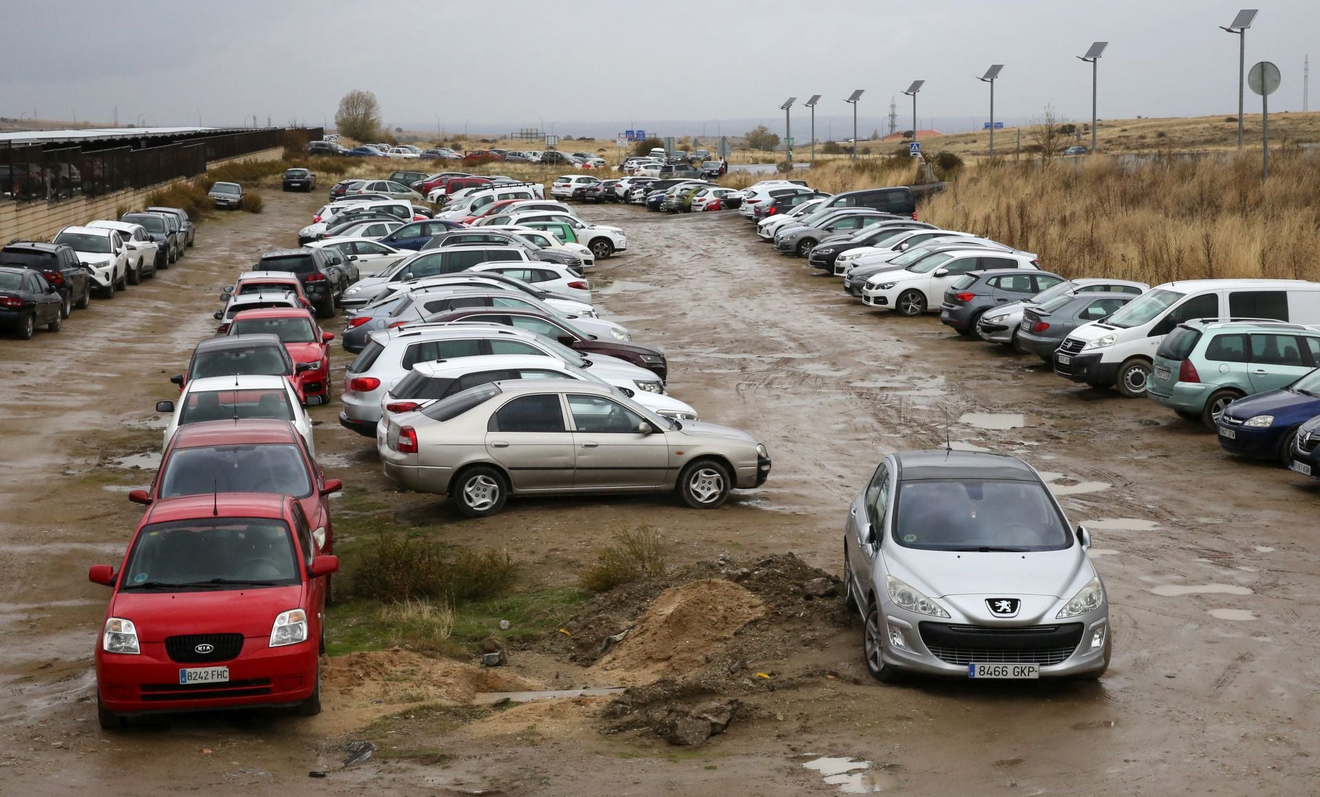 Terrenos usados como aparcamiento junto a la estación del AVE de Segovia.