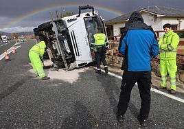 Guardia Civil de Tráfico, junto al camión volcado en las inmediaciones del peaje de San Rafael.