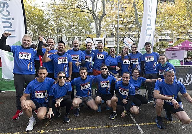 Trabajadores de Elecnor antes de dar comienzo la carrera