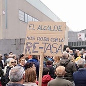 Los vecinos de Laguna de Duero protestan contra de la tasa de basuras.