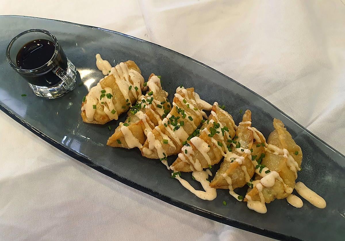 Plato de gyozas.