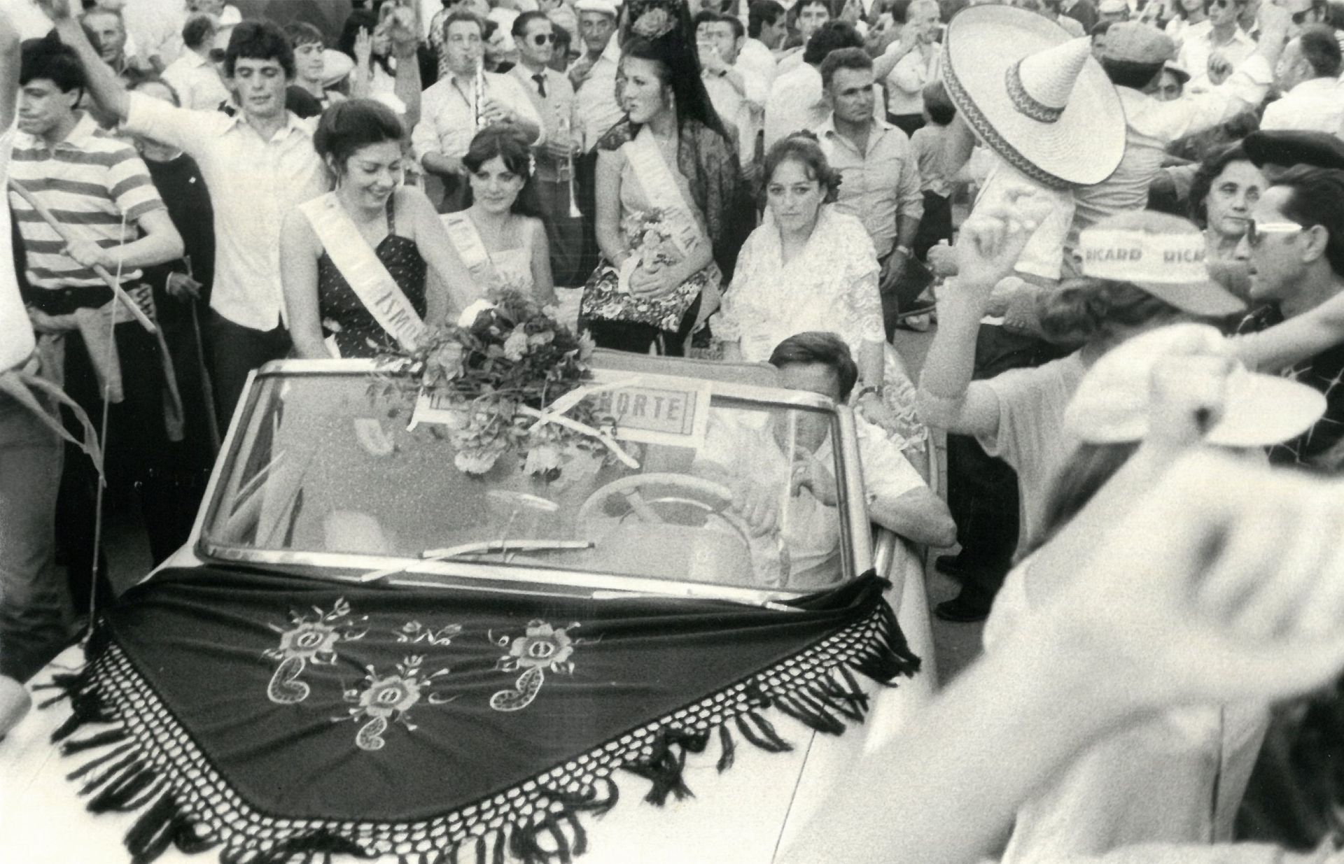 Pie original: La espectacular, alegre y colorista bajada tradicional de El Palillo y La Peregrina. en Castronuño. Octubre de 1981