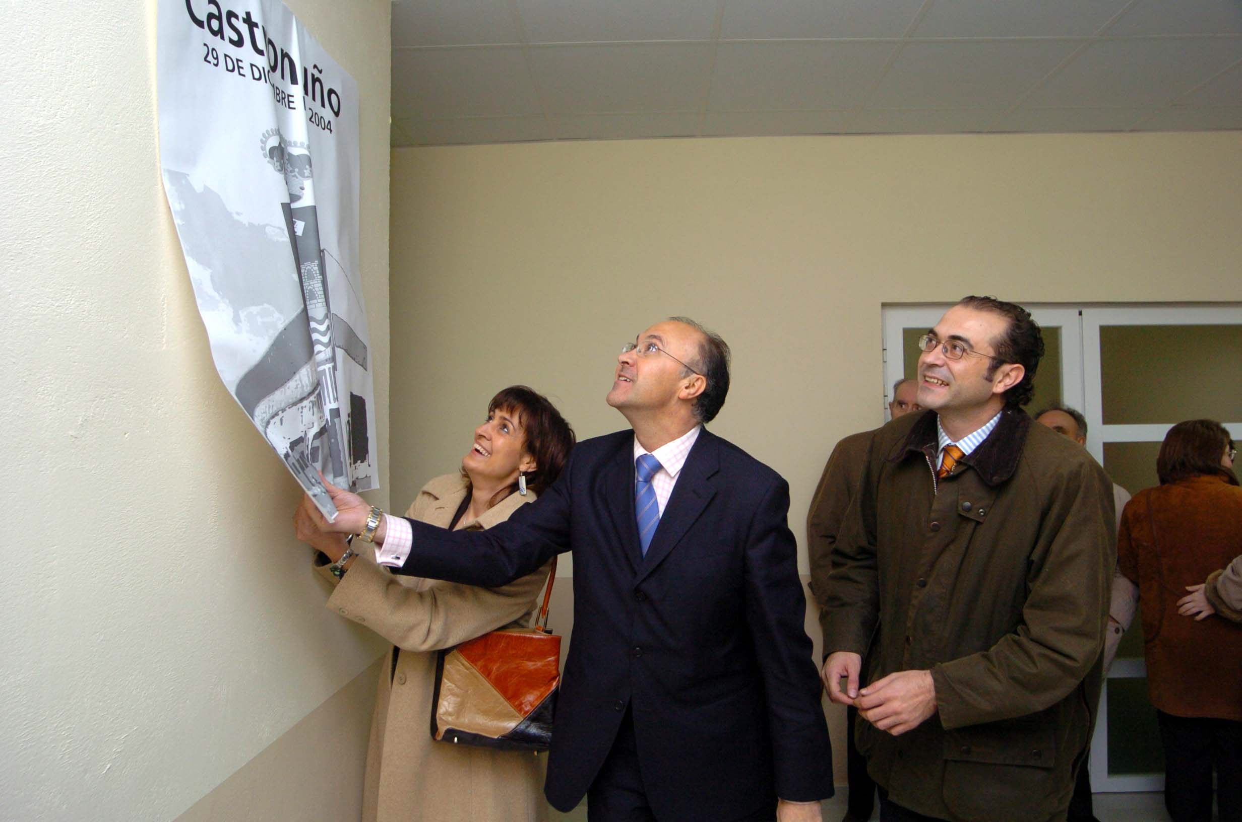 El presidente de la Diputación, Ramiro Ruiz Medrano, en el centro, durante la inauguración del pabellón deportivo cubierto de Castronuño junto a la alcaldesa de la localidad, María Fe Hernández Alonso, y Jesús García Galván, delegado territorial de la Junta de Castilla y León. 29 de diciembre de 2004.