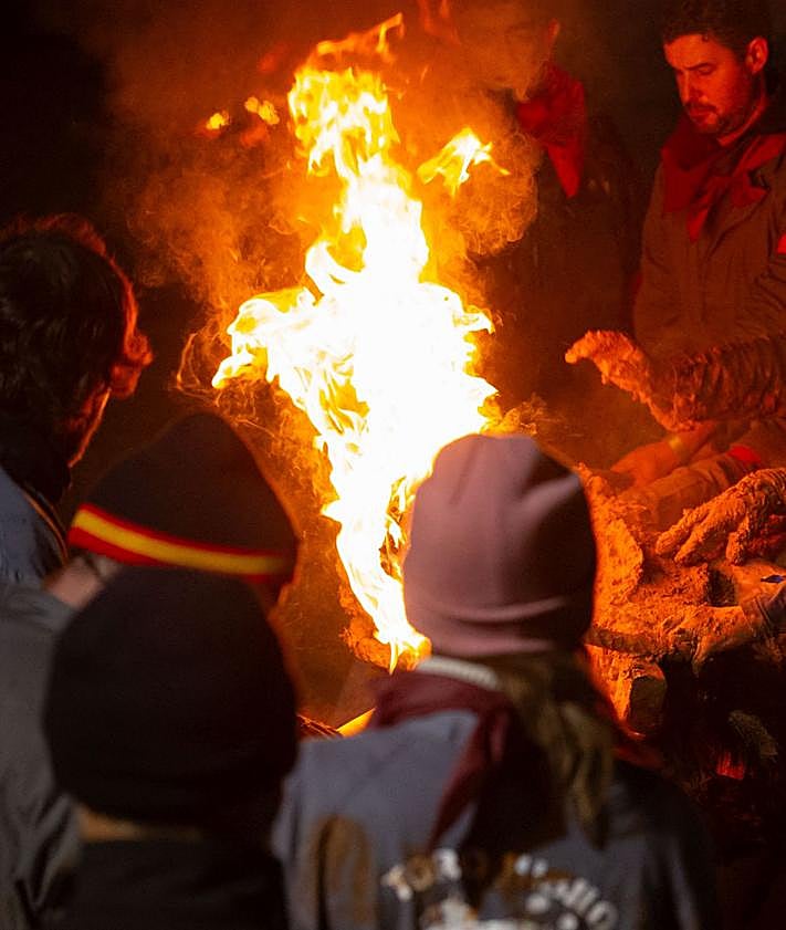 Imagen secundaria 2 - Concentración en protesta que demandaba la suspensión del Toro Jubilo. El animal embarrado y con los cuernos embolados sobre los que se prende fuego y con las llamas ya prendidas.