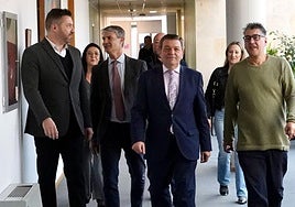 El consejero Luis Miguel González Gago, recientemente, junto a responsables sindicales y de la patronal autonómica.