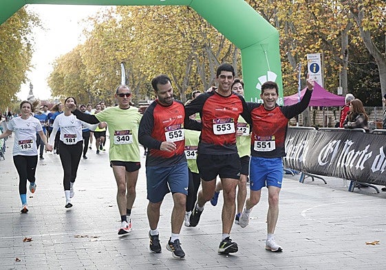 Corredores en la IX Carrera de Empresas de El Norte.
