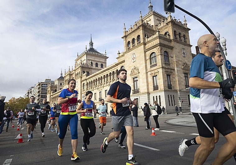 Algunos de los participantes en la competición, a su paso por la Academia de Caballería.