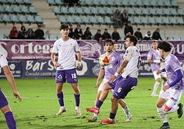 Cesitar, del Palencia Cristo, y Rodri, del Palencia CF, pugnan por un balón rodeados de compañeros y rivales en el derbi de la capital.
