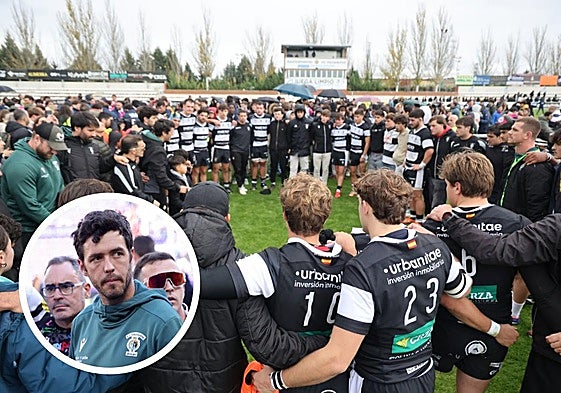 Los jugadores del Chami hacen corro entorno a Gorostiza al término del partido.