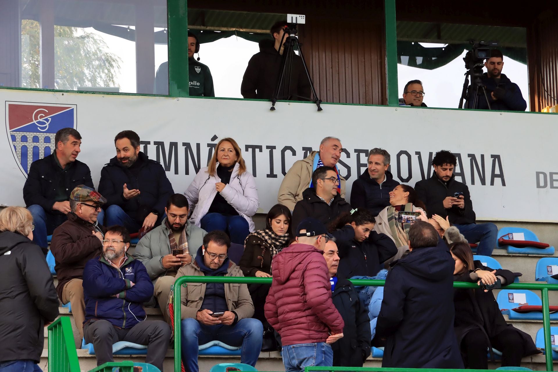 Búscate en las gradas de La Albuera durante el Segoviana vs Langreo