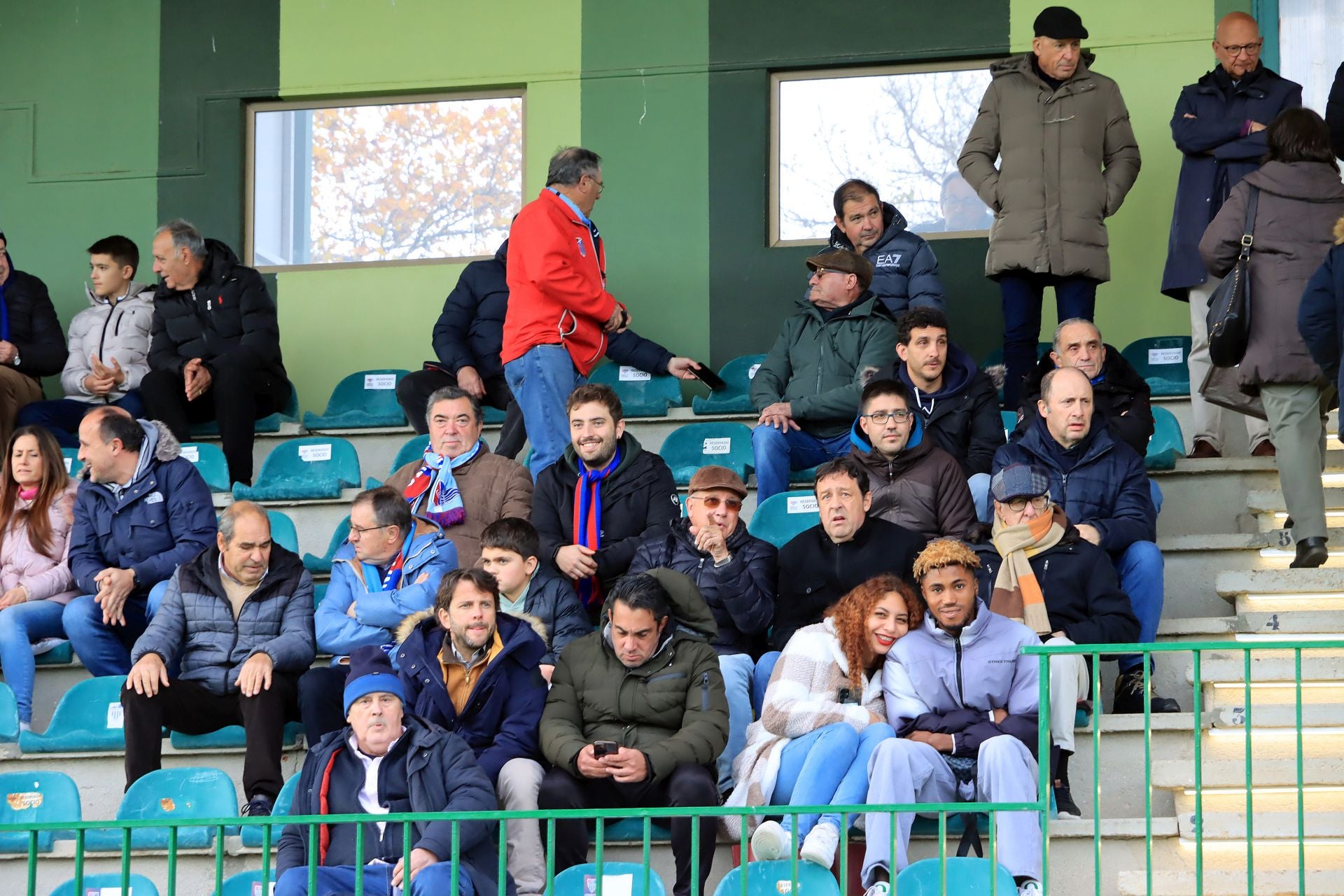 Búscate en las gradas de La Albuera durante el Segoviana vs Langreo
