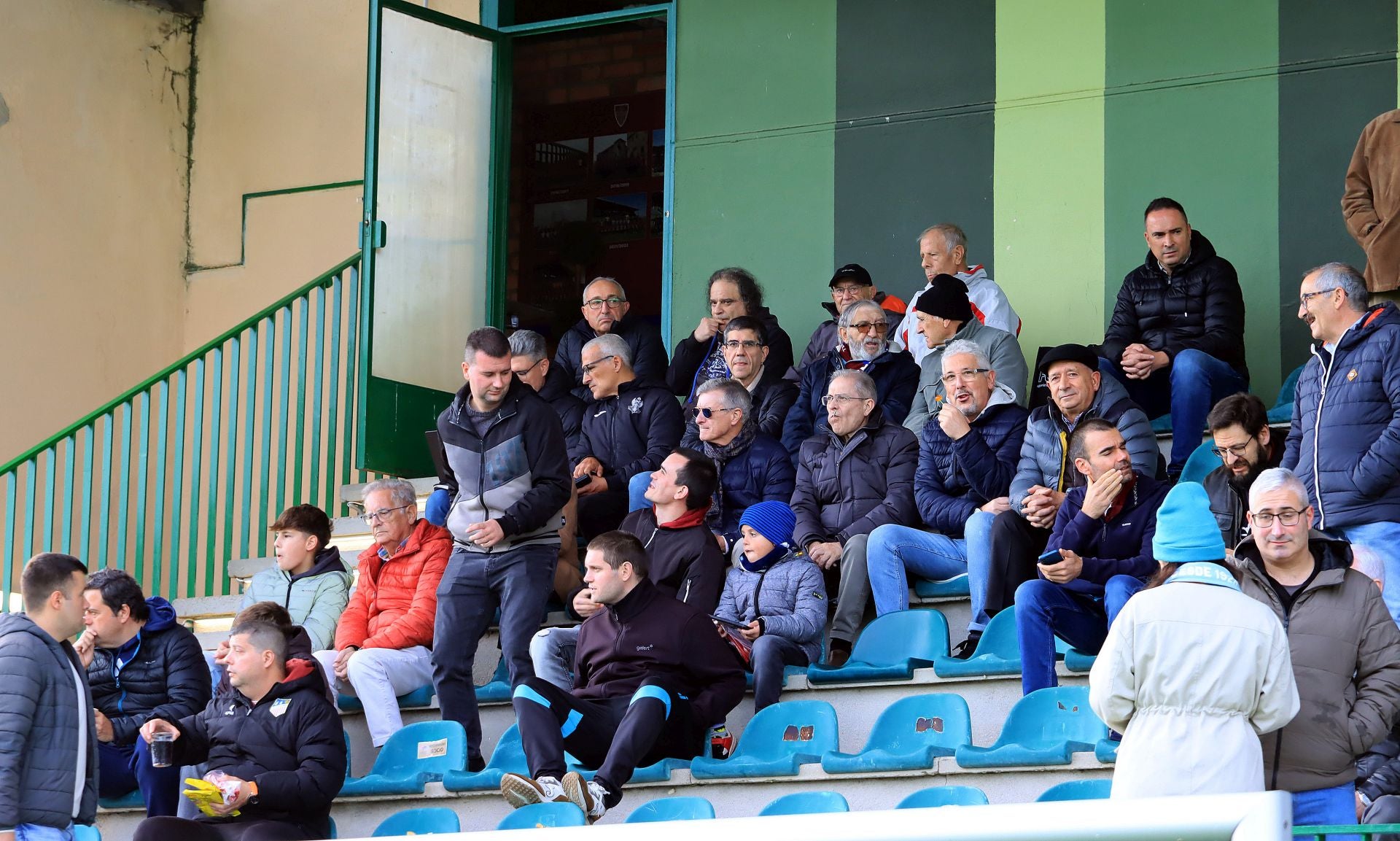 Búscate en las gradas de La Albuera durante el Segoviana vs Langreo