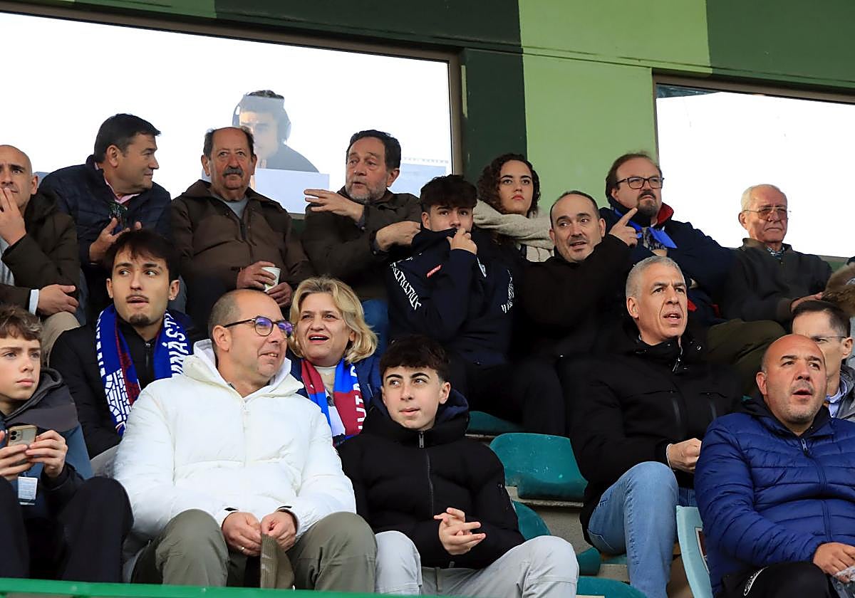 Búscate en las gradas de La Albuera durante el Segoviana vs Langreo