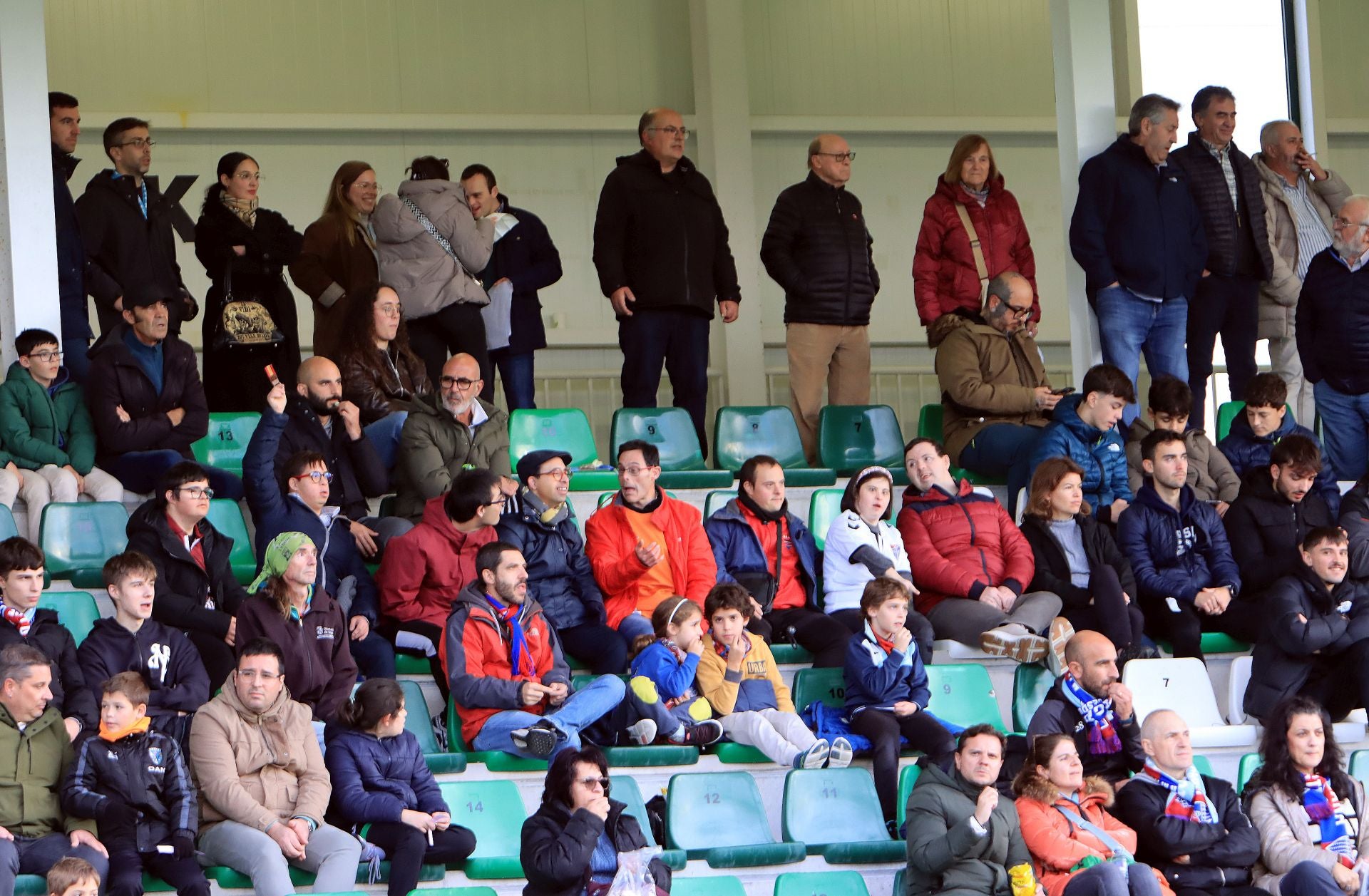Búscate en las gradas de La Albuera durante el Segoviana vs Langreo
