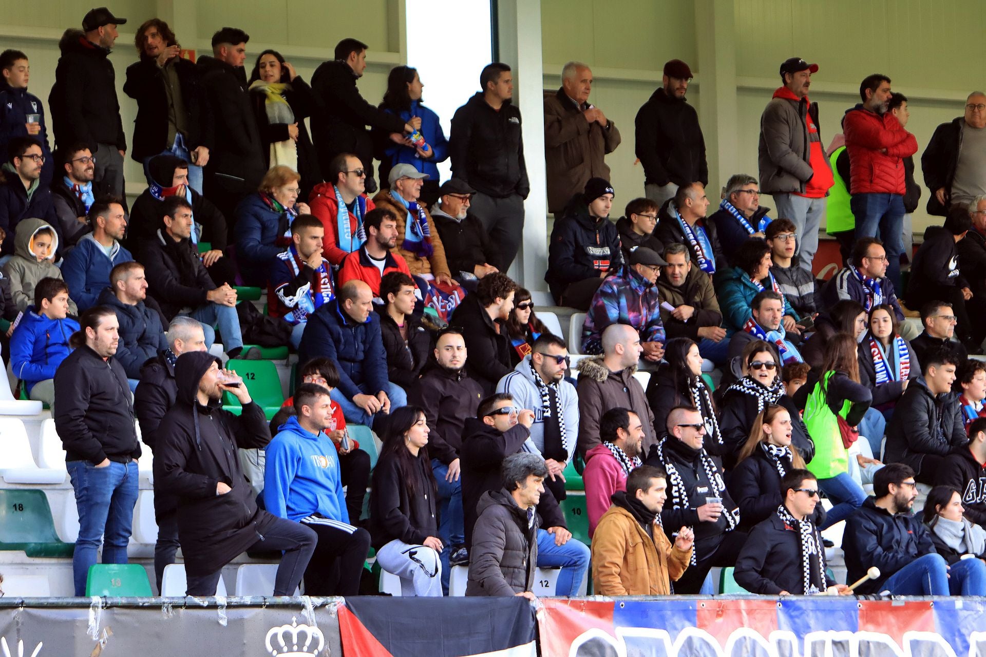 Búscate en las gradas de La Albuera durante el Segoviana vs Langreo