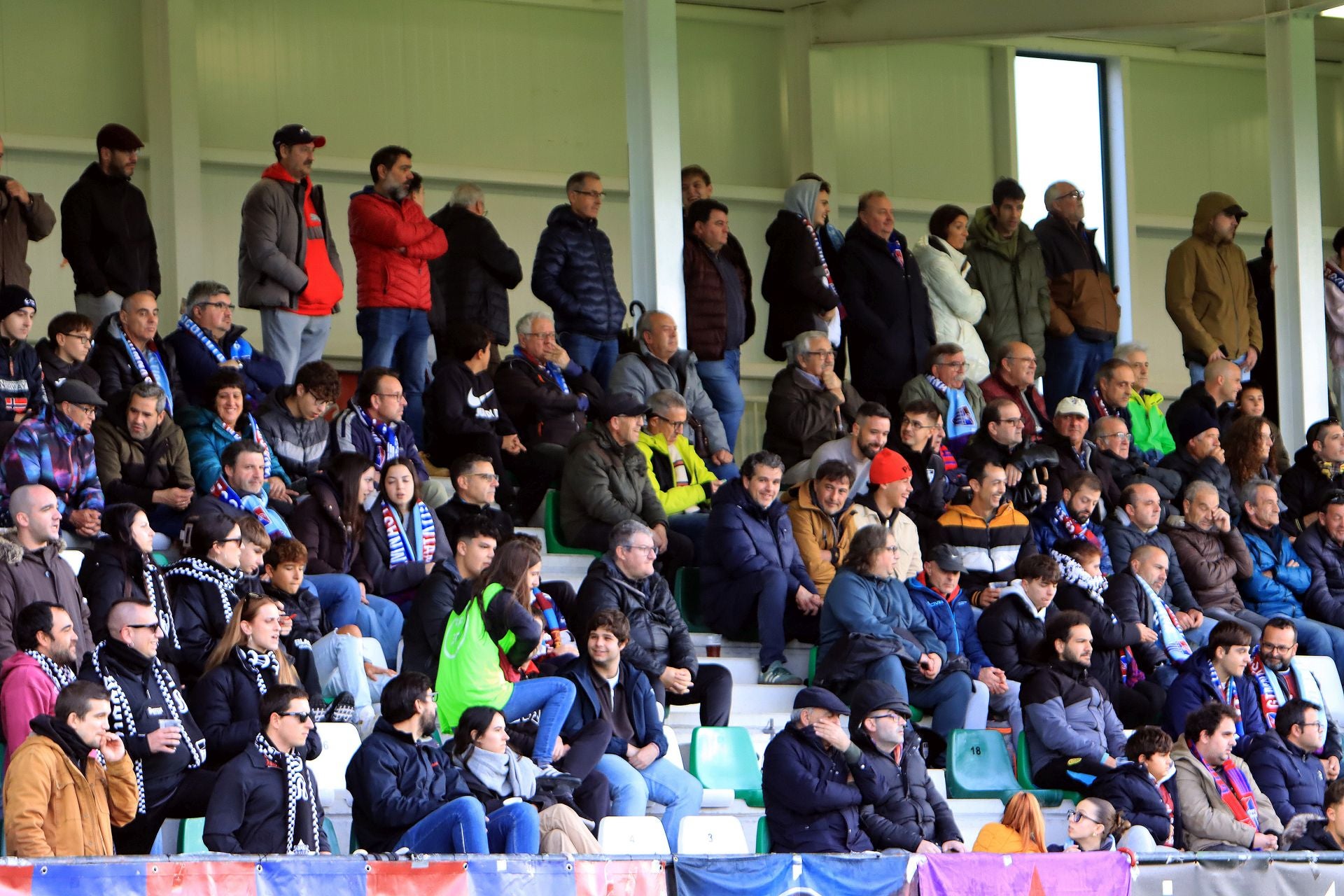 Búscate en las gradas de La Albuera durante el Segoviana vs Langreo