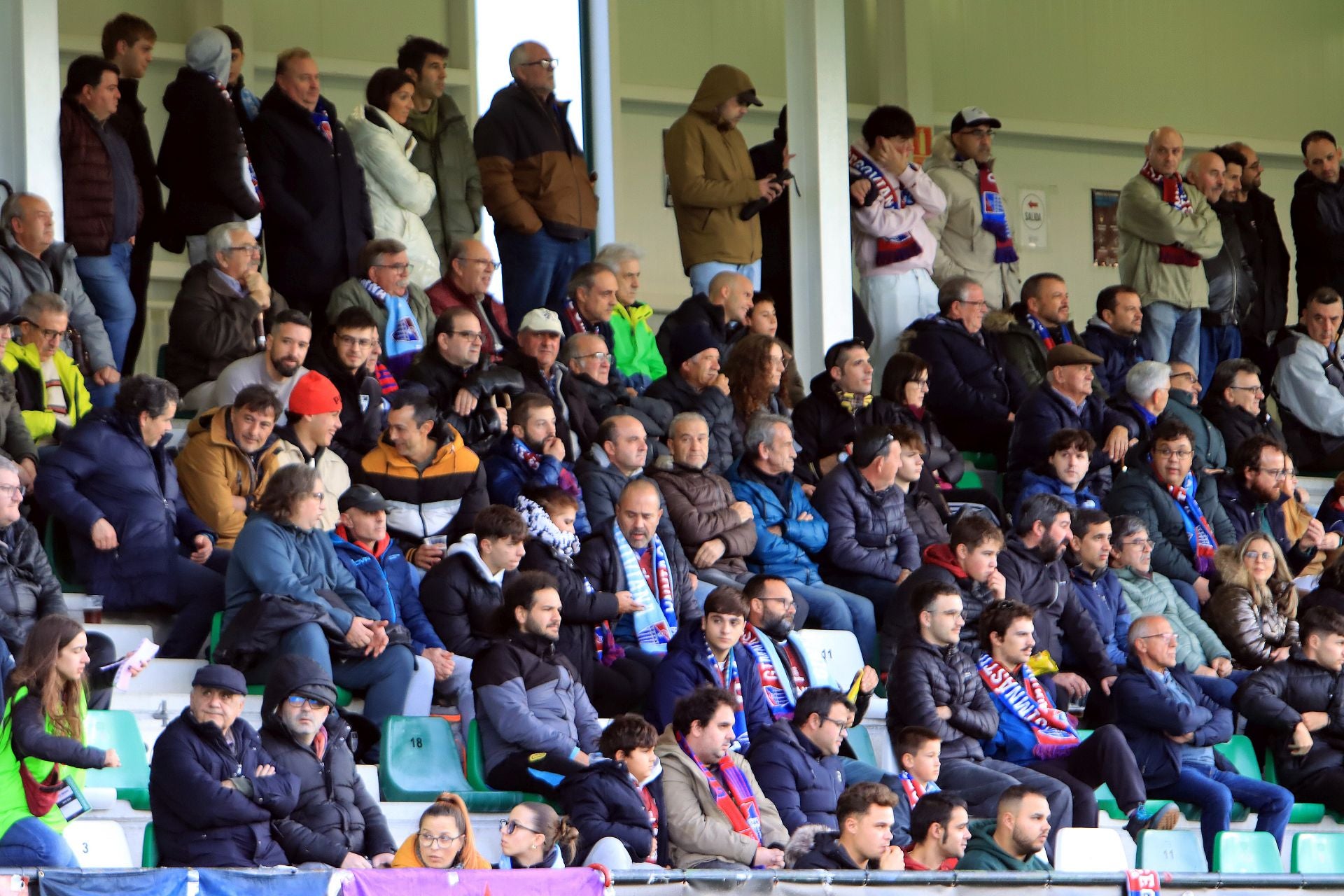 Búscate en las gradas de La Albuera durante el Segoviana vs Langreo