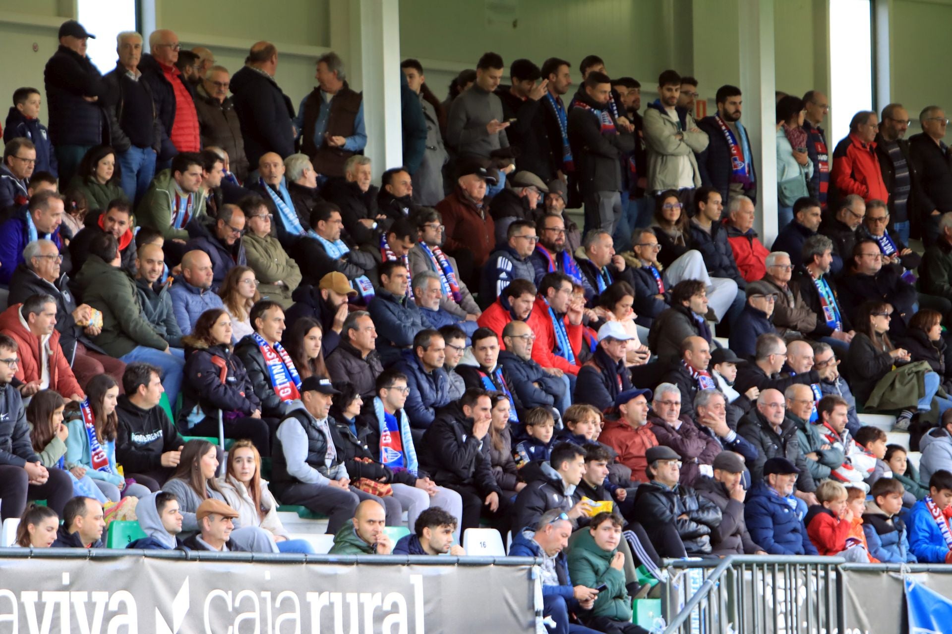 Búscate en las gradas de La Albuera durante el Segoviana vs Langreo