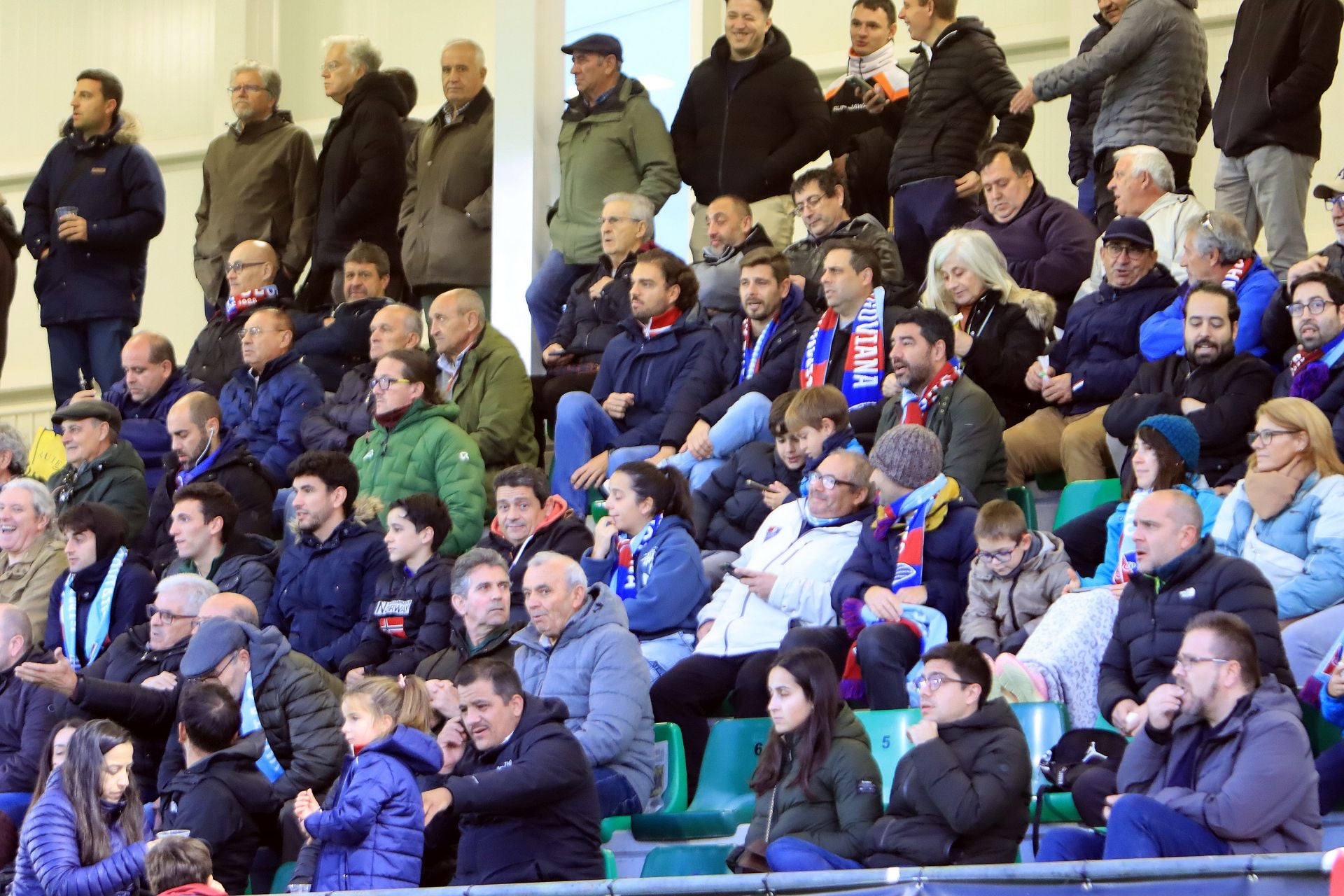 Búscate en las gradas de La Albuera durante el Segoviana vs Langreo