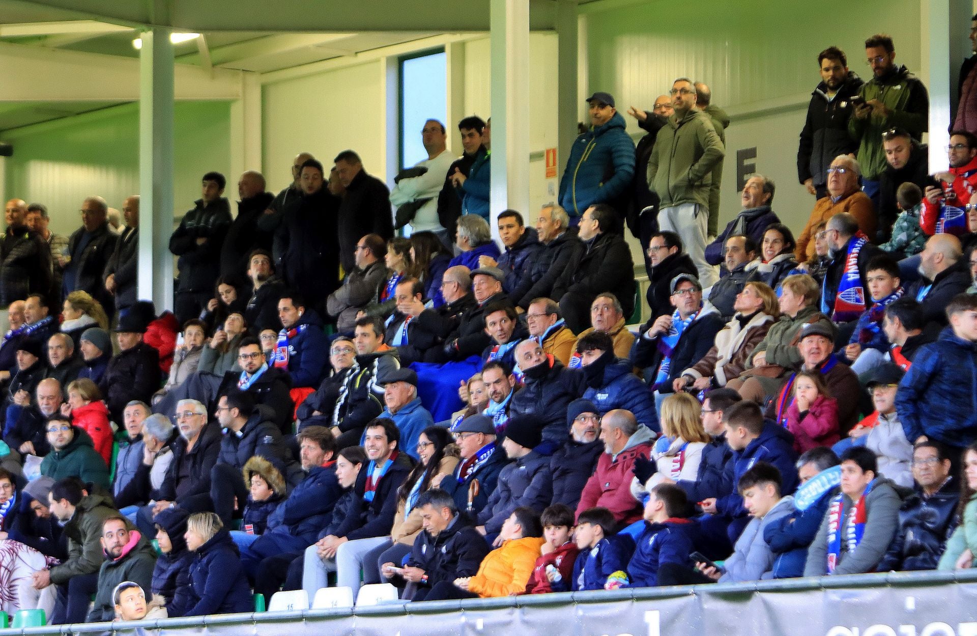 Búscate en las gradas de La Albuera durante el Segoviana vs Langreo