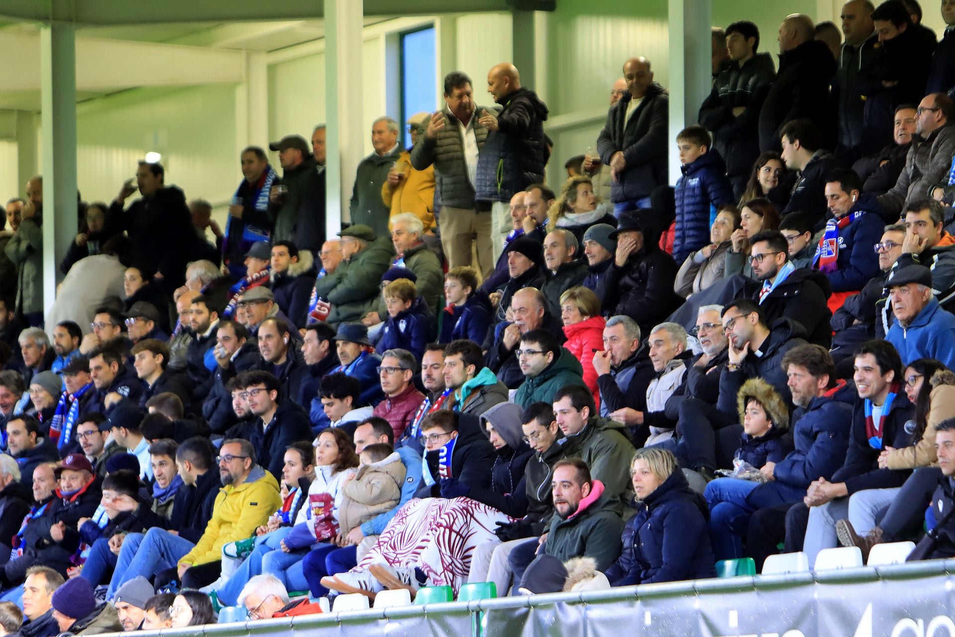 Búscate en las gradas de La Albuera durante el Segoviana vs Langreo