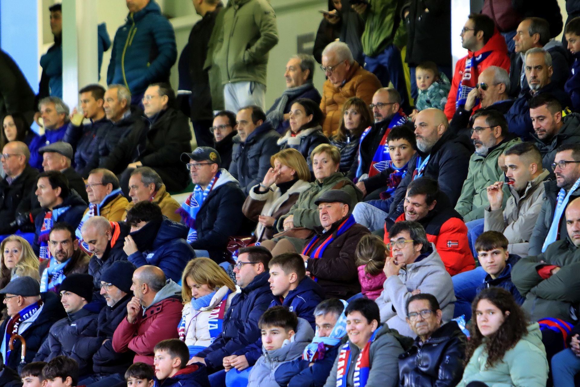 Búscate en las gradas de La Albuera durante el Segoviana vs Langreo