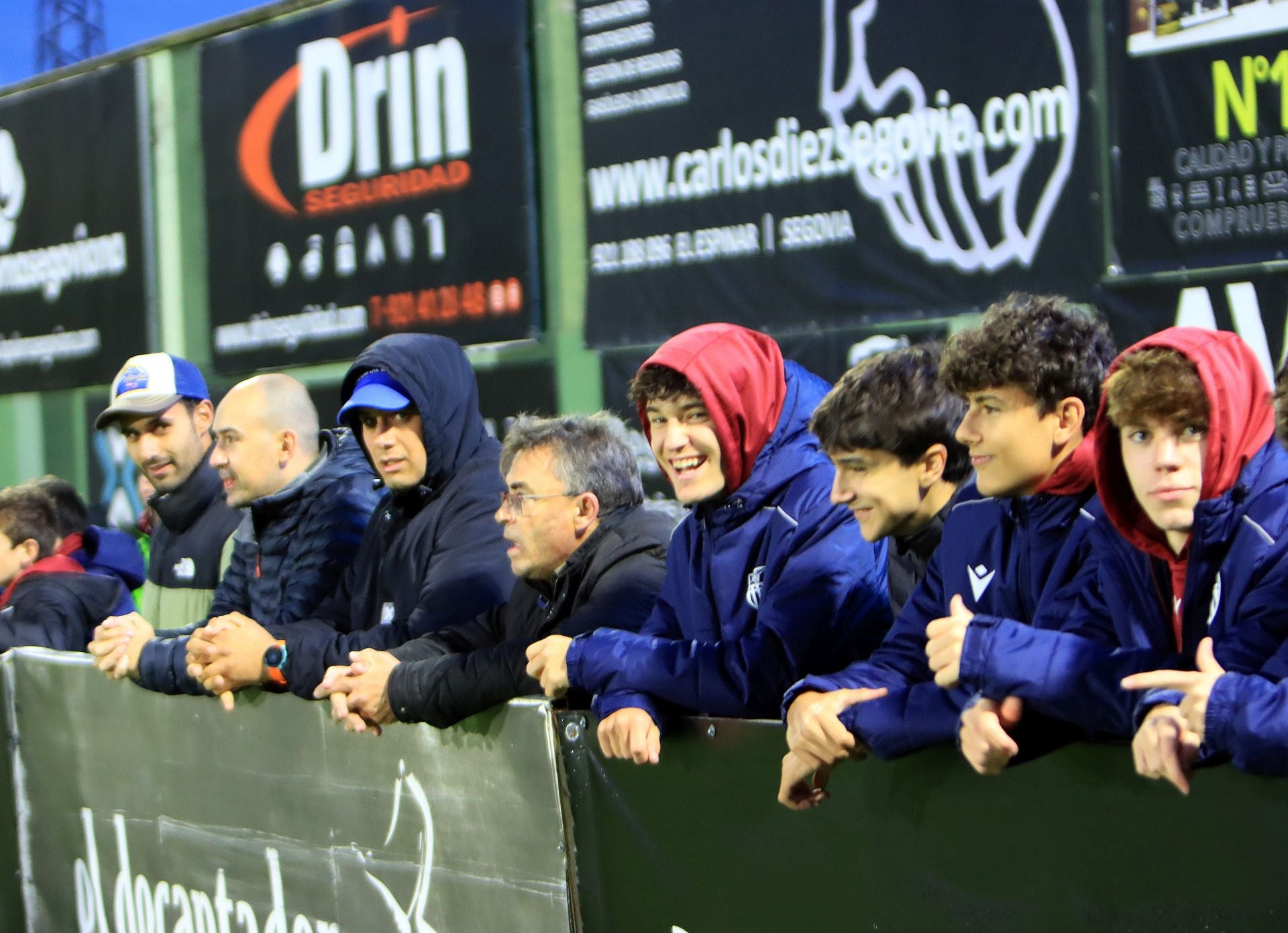 Búscate en las gradas de La Albuera durante el Segoviana vs Langreo