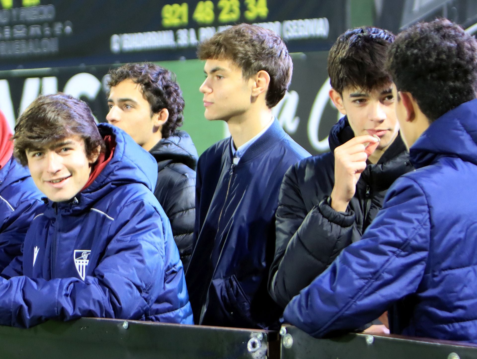 Búscate en las gradas de La Albuera durante el Segoviana vs Langreo