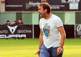 Iñaki Bea, enfadado, durante el partido ante el Langreo.
