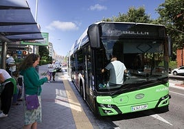 Imagen de archivo de un autobús de la línea 8 en Hernando de Acuña.