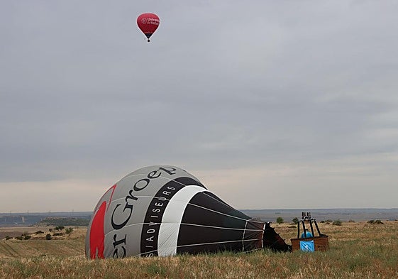 Un globo aerostático, en una parcelas a las afueras de Segovia capital.