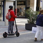 Un patinete por la calle La Cestilla.