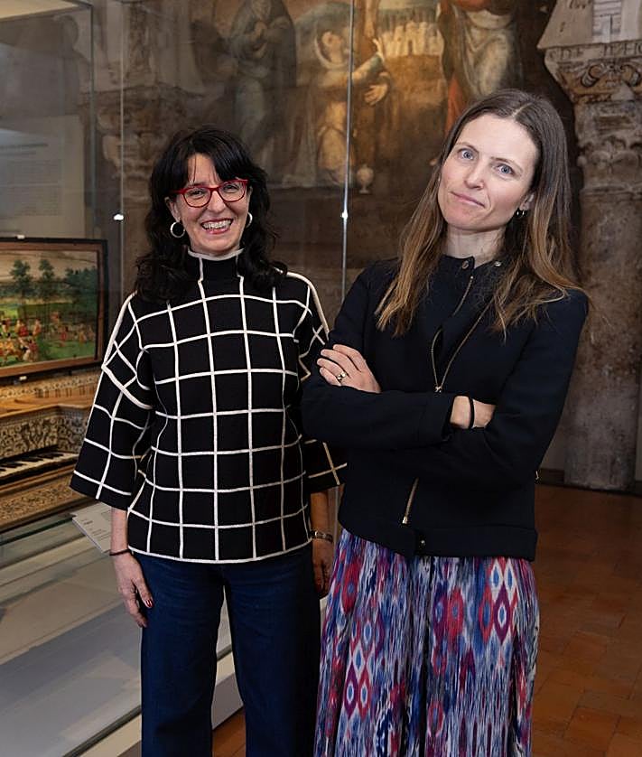 Imagen secundaria 2 - Arriba, el virginal, abajo, el clavicordio. A la derecha, María José Suárez y Leticia García de Ceca.