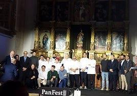 Los cocineros junto a los participantes y organizadores del primer simposio del pan y la harina.