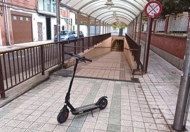 Un patinete aparcado delante de un subterráneo, por los que tienen prohibida la circulación