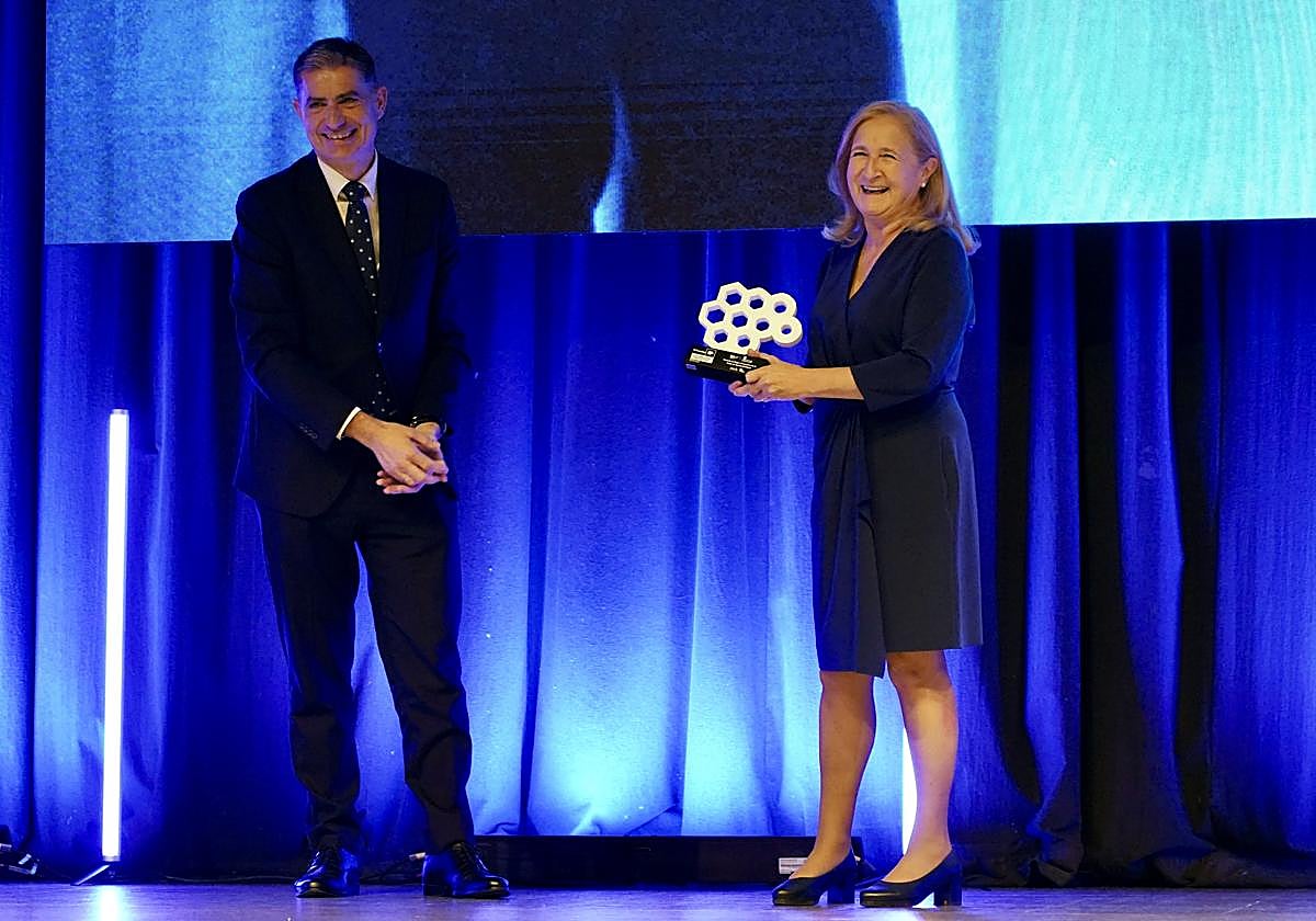 Teresa Garrido recogió el premio de Sostenibilidad a Lingotes Especiales.